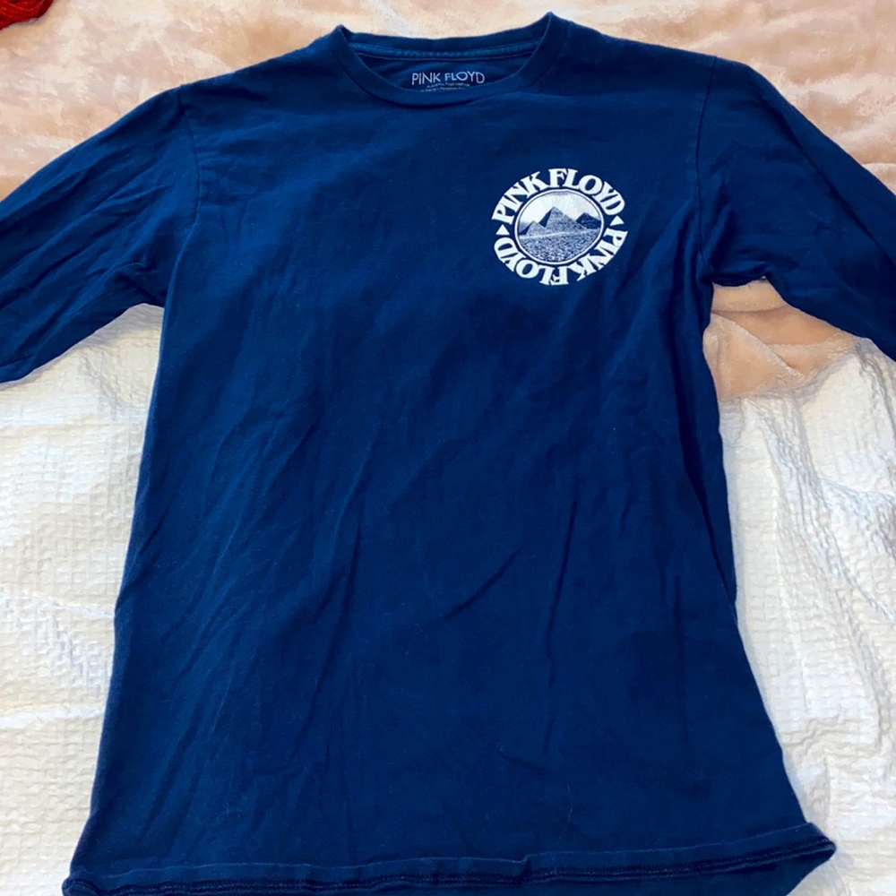 Dark blue and white Pink Floyd world tour shirt.